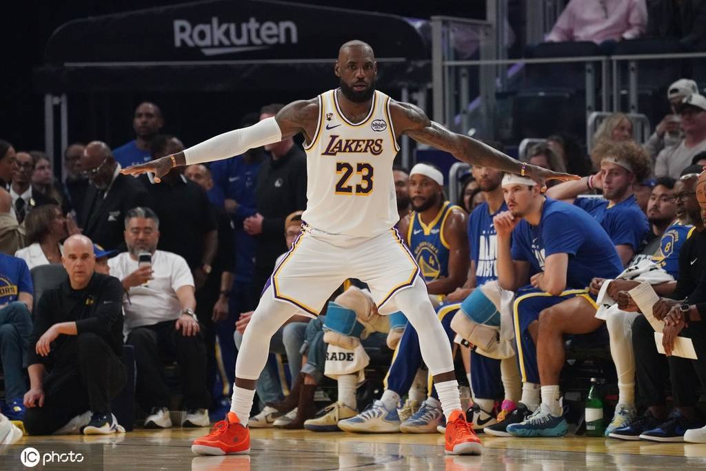 詹姆斯三分命中100% 突破1000记与科比湖人队史唯二